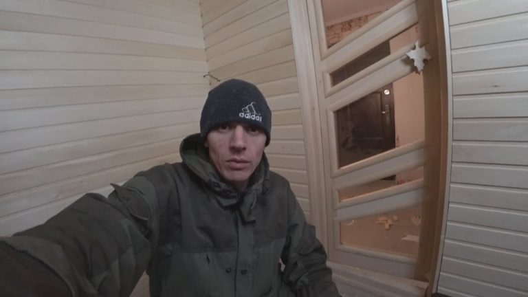 Виталик и Ангелина: СКОРО БУДЕМ ПАРИТЬСЯ И МЫТЬСЯ / ПОСТРОИЛ САУНУ В ДОМЕ / ОБШИЛ ВАГОНКОЙ САУНУ / БАНЯ В ДЕРЕВНЕ / ВЛОГ